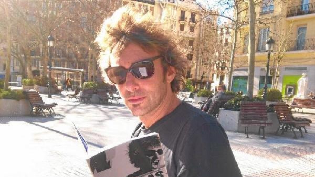 Champanier muestra un ejemplar de ‘Ráfagas. Vivencias y poesía de un rockero’. tyle>.apqj{