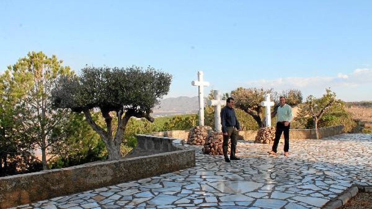 alcalde y concejal durante la visita la monte Calvario.e;clip:r