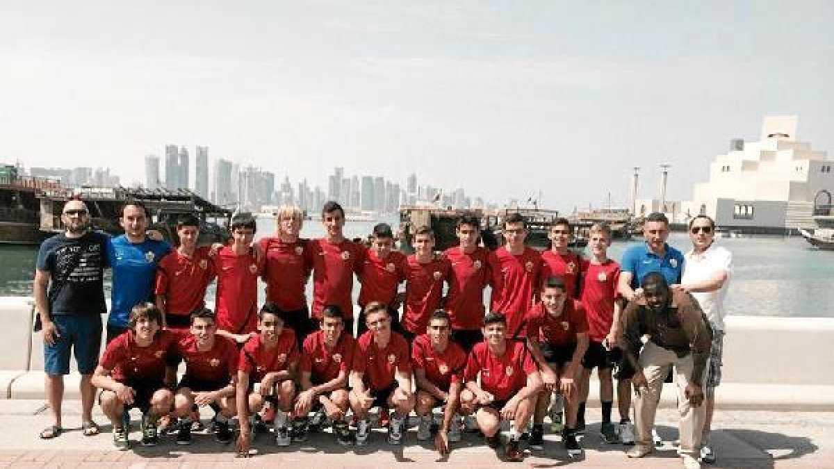 Posando con Doha al fondo.o,469px);}<