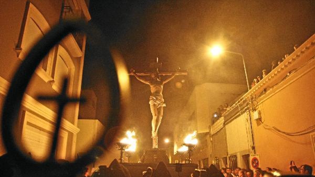 El Cristo del Perdón y las Lluvias, en su vía crucis de ayer Martes Santo.tyle>.apqj{posit