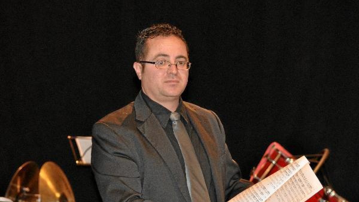 El director y compositor José Domingo Castillo, durante los ensayos previos a la grabación.<