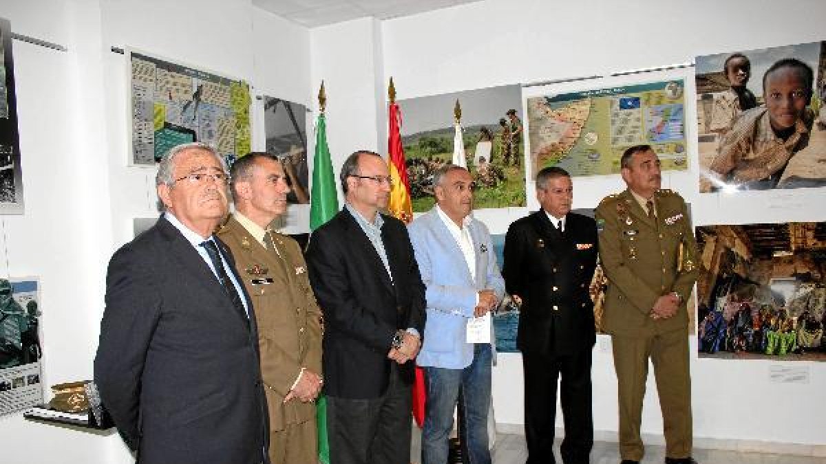 Autoridades en la apertura de la muestra en EMMA. e;clip:rect(4