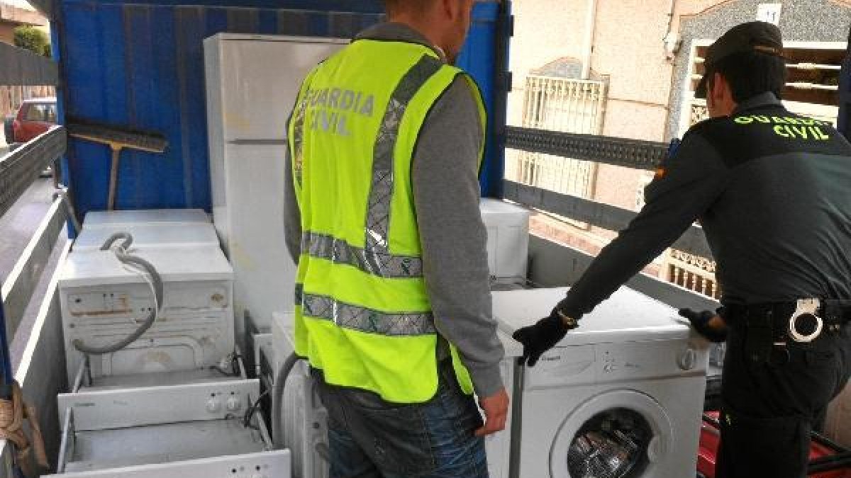 Electrodomésticos  localizados por los agentes de la Guardia Civil.tyle>.apqj{position:abs