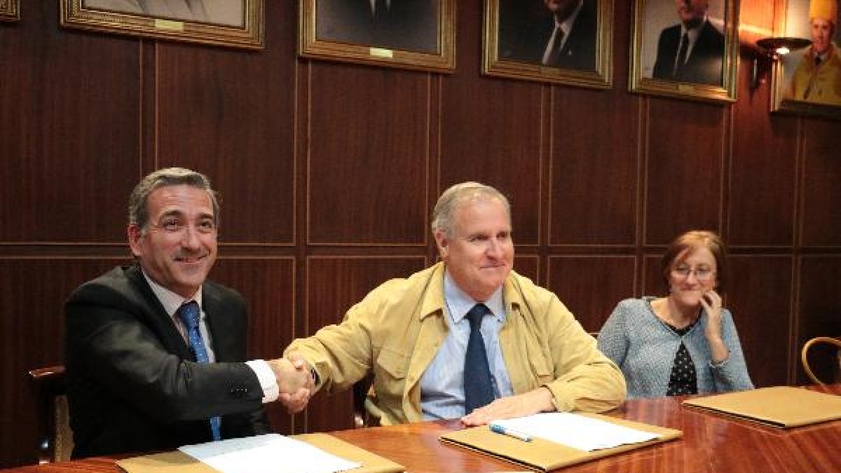 El presidente del Colegio de Médicos. Francisco Martínez Amo, entre Juan de Dios Bea y Adela Cristin