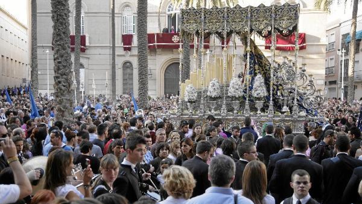 El Prendimiento, a su paso por la Plaza de la Catedral. e;clip: