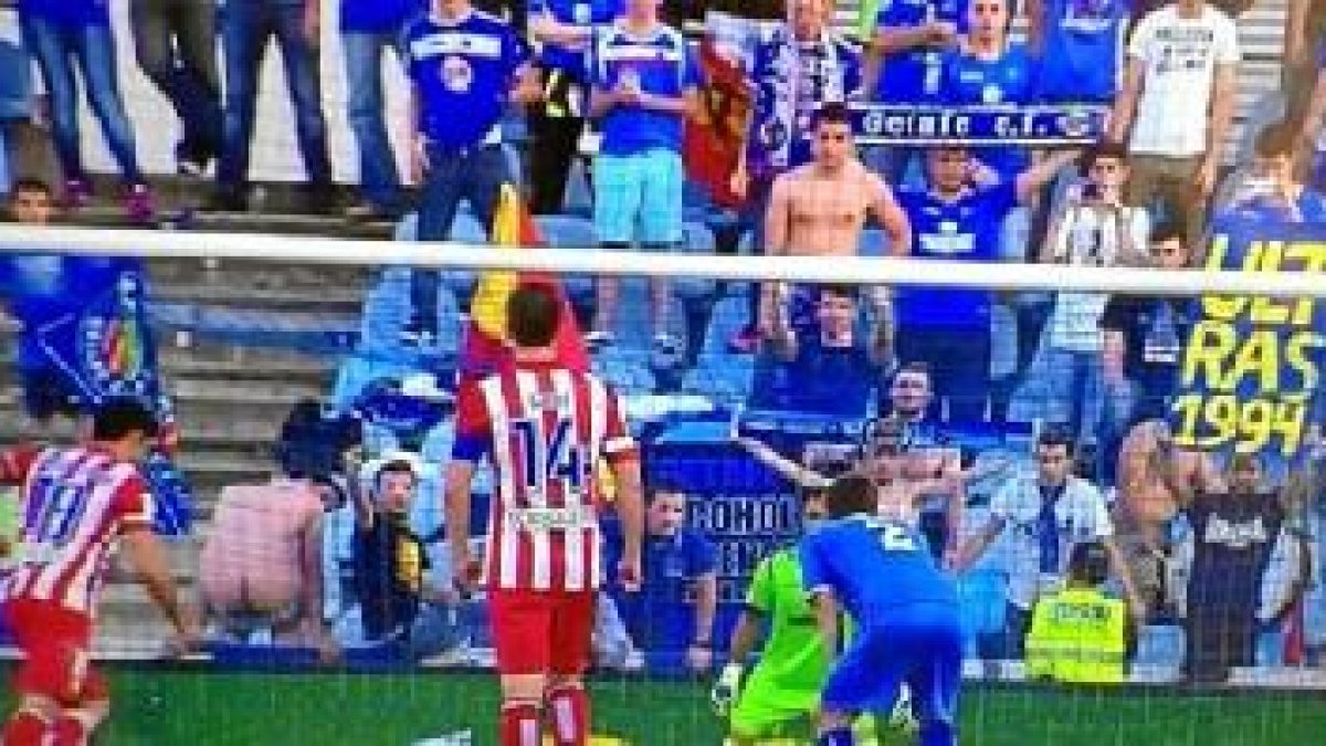 Si Diego Costa llega a apuntar al calvo hubiese trminado la jugada en gol.tyle>.apqj{posit