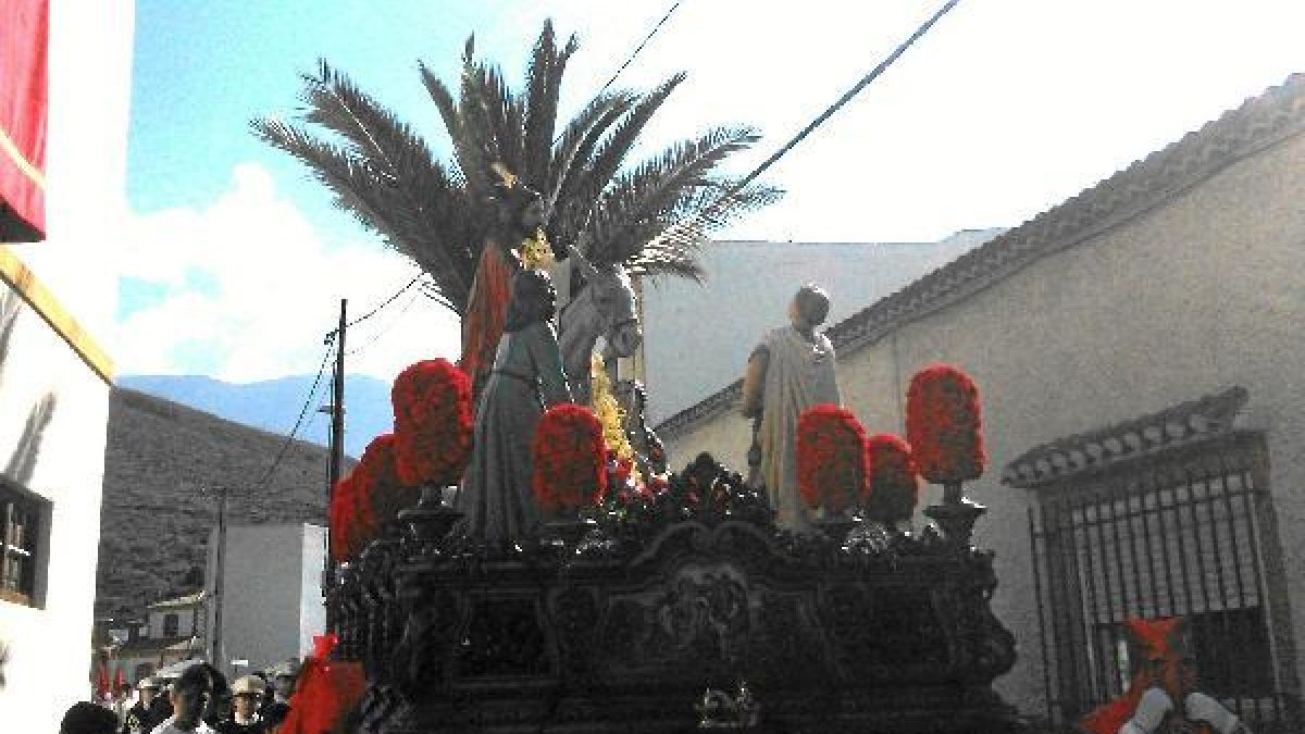 Tocando las casas La Borriquita, de Alcaudique, en el día de ayer en la calle Juan Ramos Vallecillo.