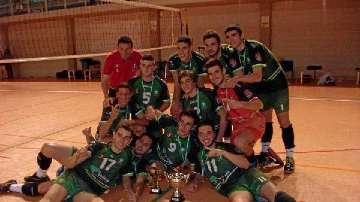 Los campeones celebran en la pista.o,