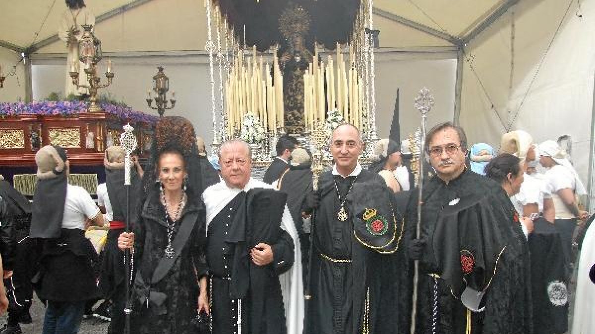 Sepulcro y Rosario Julia Ríos, Javier Muñoz, Jorge Espinosa y Eduardo Morcillo.tyle>.apqj{