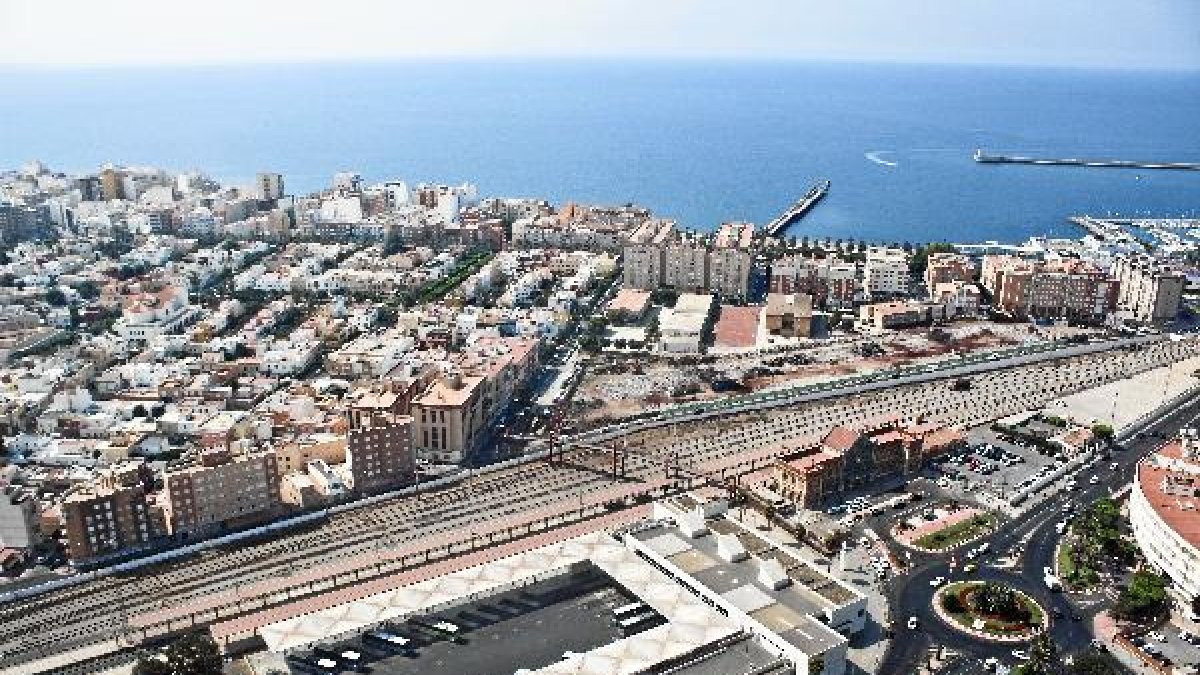 Vista aérea de cientos de viviendas de la capital almeriense. e