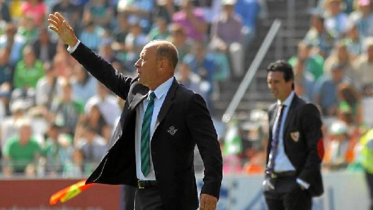 Calderón y Emery en la banda del Benito Villamarín.e;clip:rect(