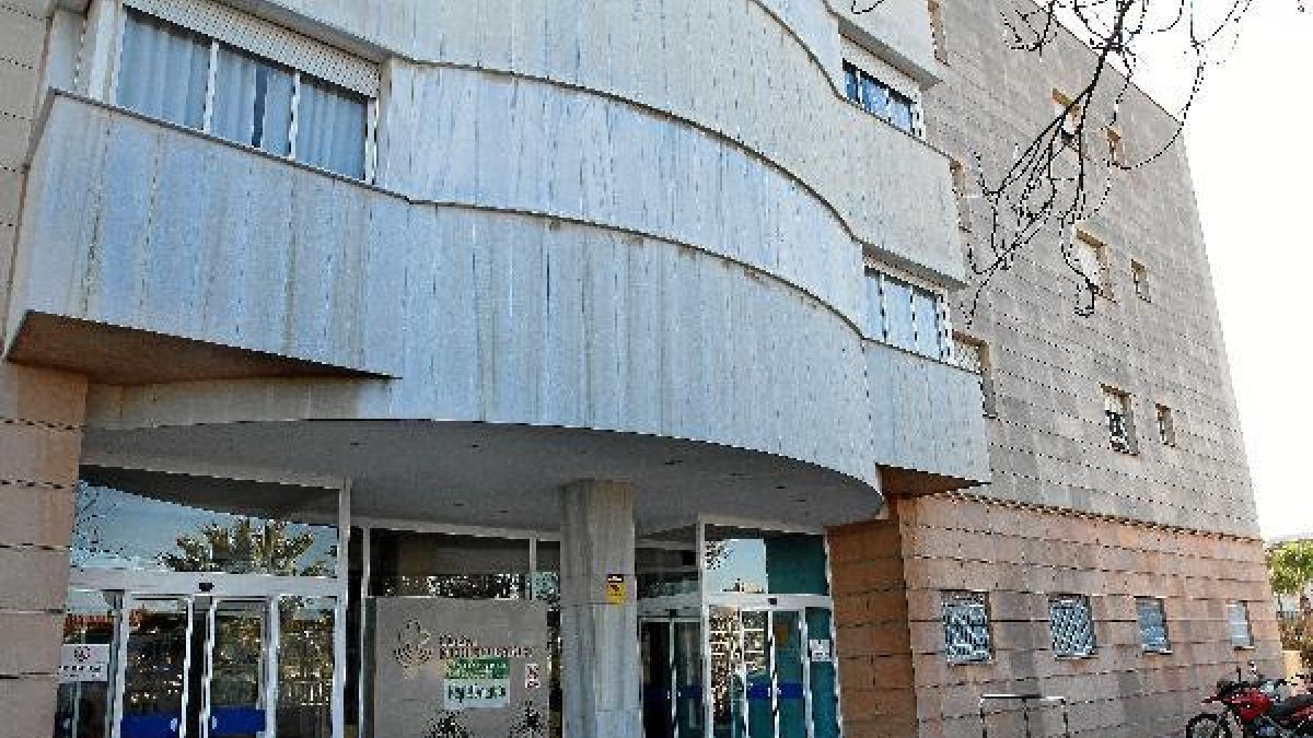 Entrada principal de la Clínica Mediterráneo, centro de referencia de Asisa en Almería.tyl
