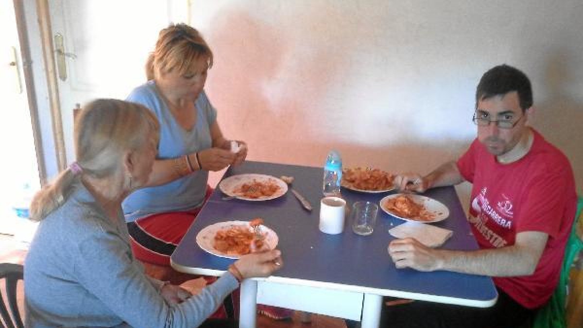 Madre e hijos comiendo, el pasado jueves. x,aut