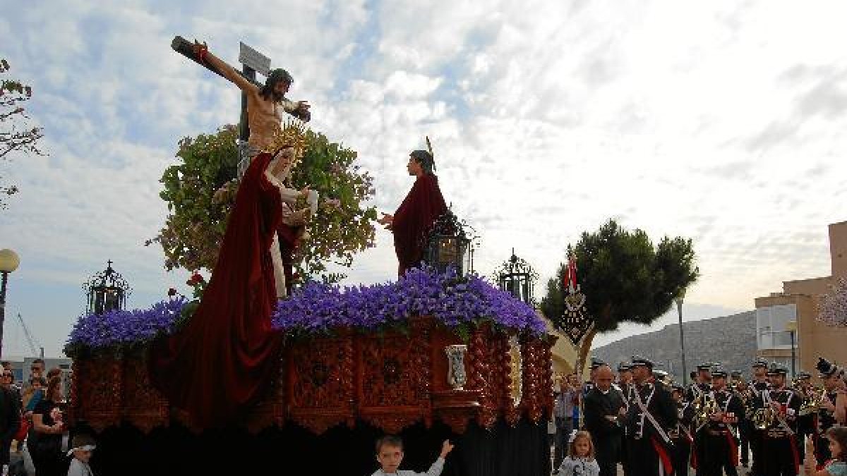 El Calvario iniciaba su desfile procesinal, acompañado por la Banda La Santa Cruz.tyle>.ap