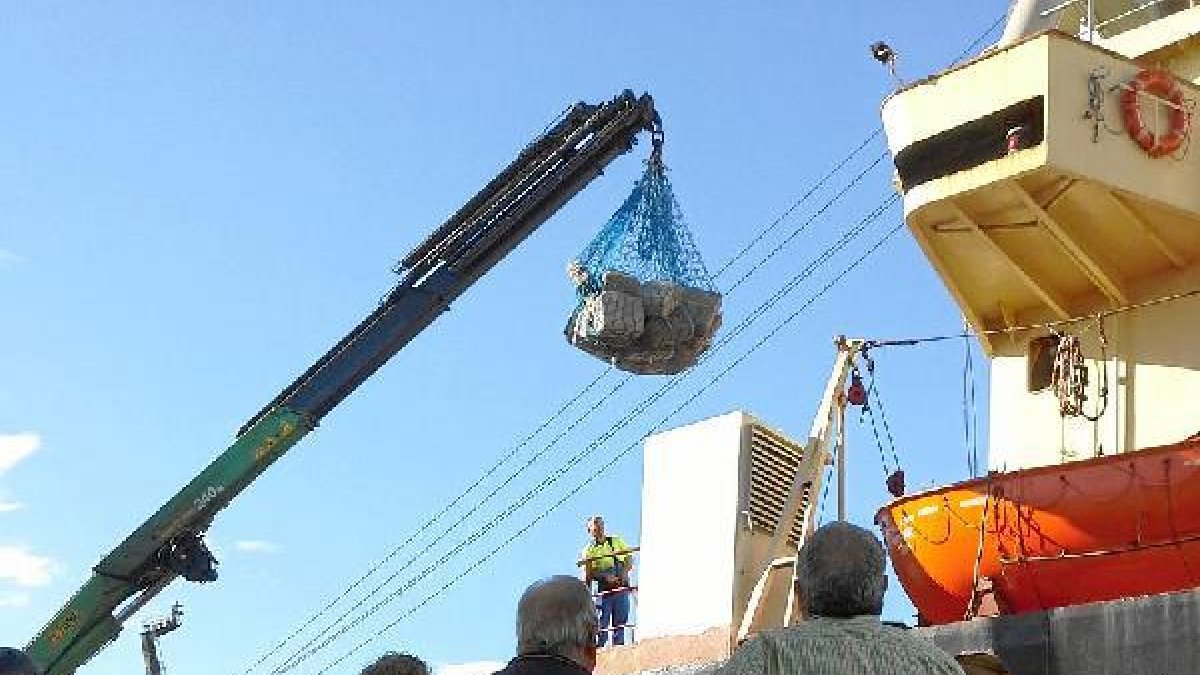 El buque Moonligth, con bandera de Sierra Leona.e;clip:rect(469