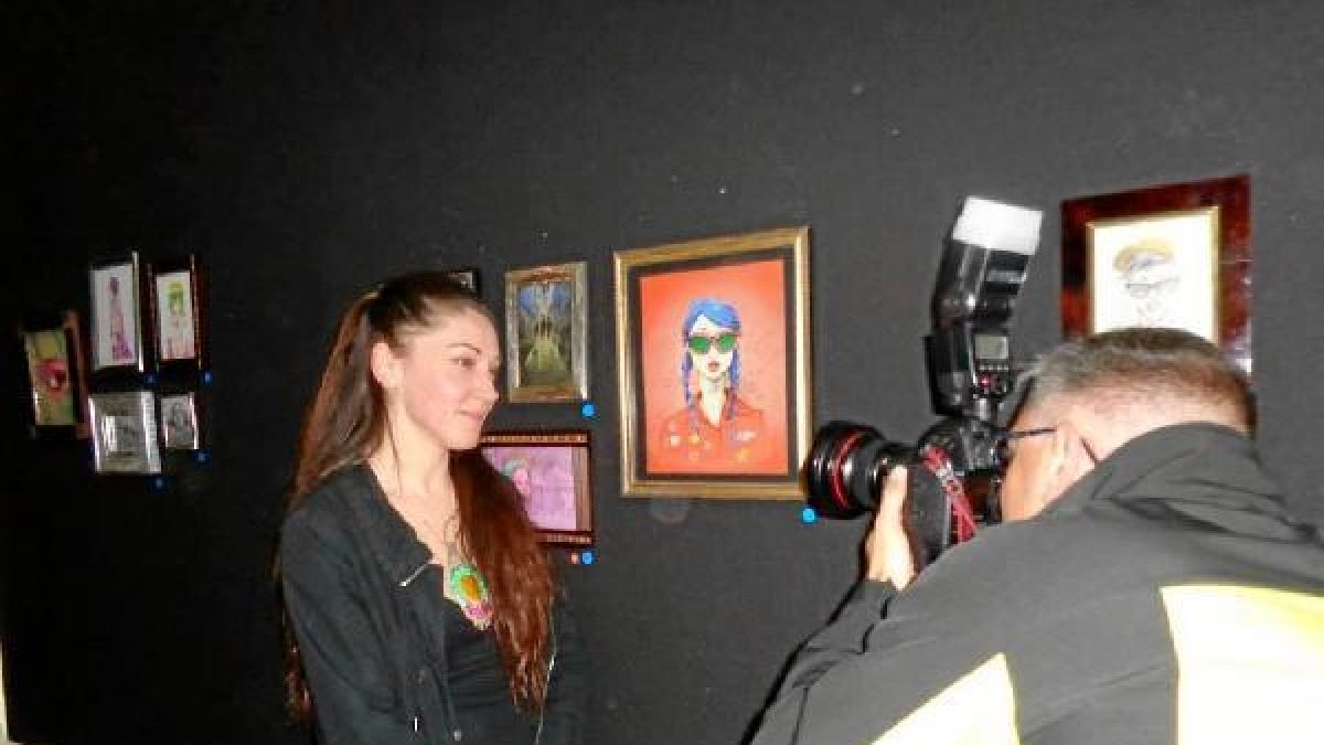 Aurora Rumí posa junto a sus obras. o