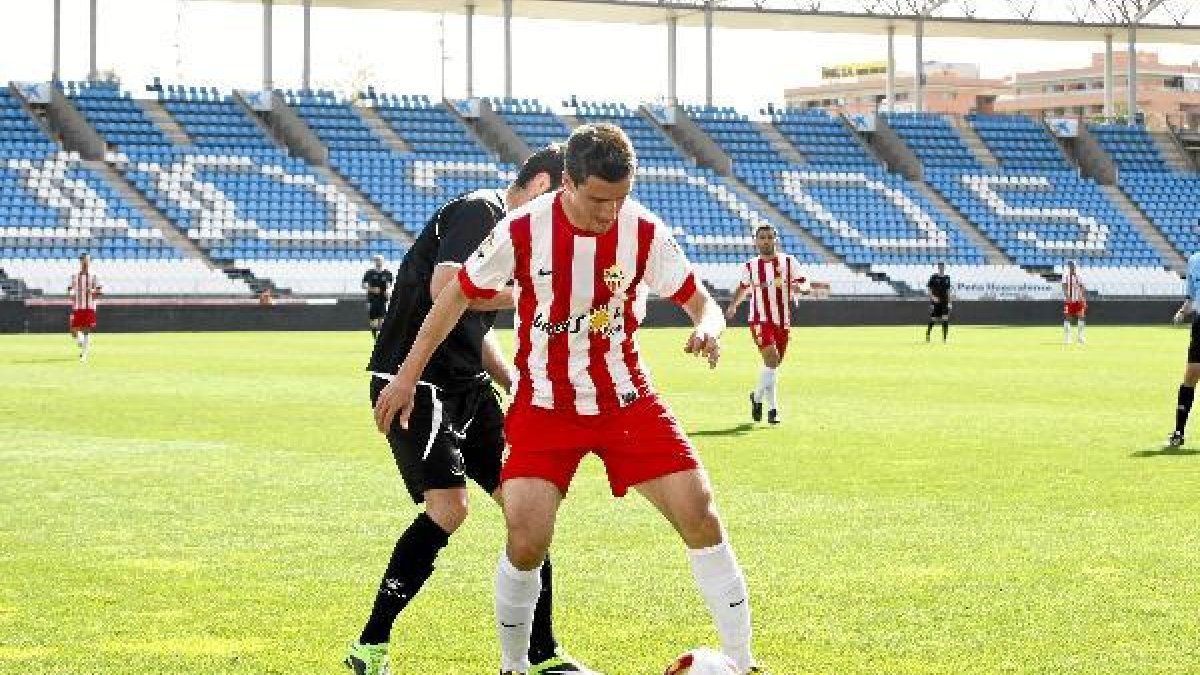 Jaime Paredes, indiscutible en el lateral izquierdo.e;clip:rect