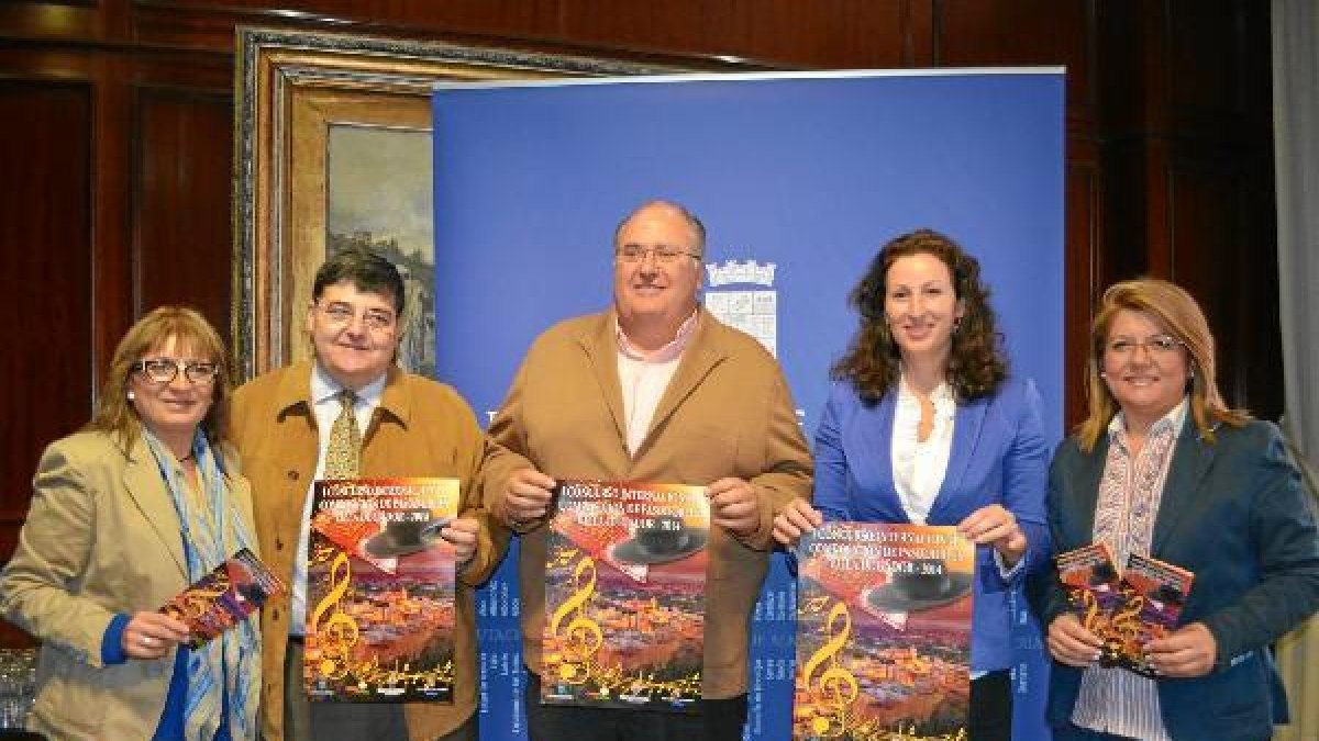 El alcalde de Gádor y la diputada de cultura en la presentación del evento.tyle>.apqj{posi