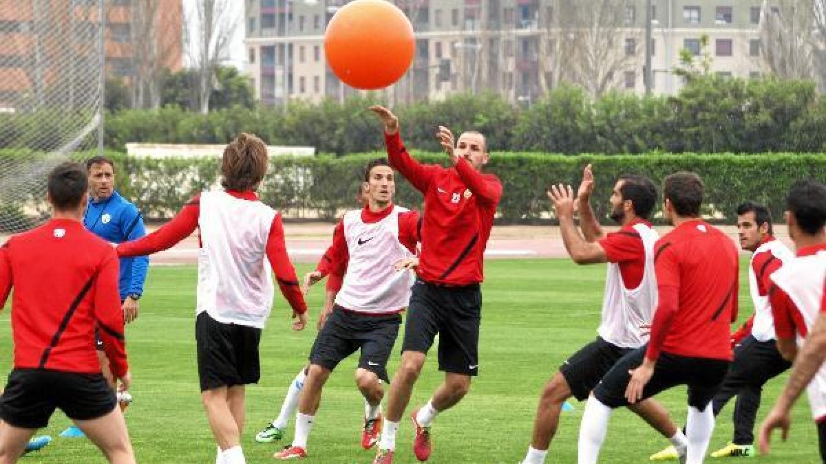 Fernando Soriano en el calentamiento.