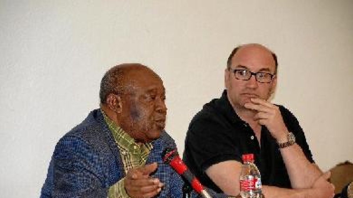 El escritor guineano, junto a Javier Irigaray, de la Asociación Argaria. tyle>.apqj{positi