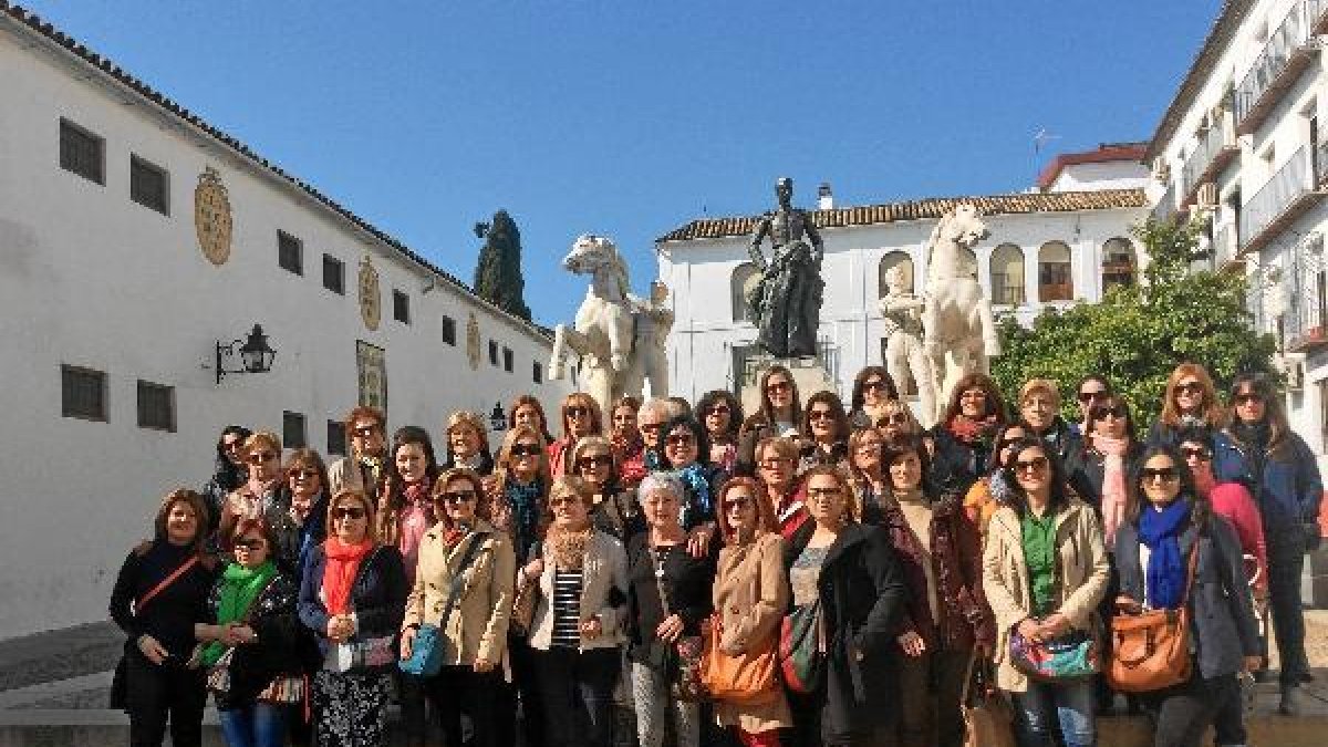 Foto en familia de las participantes.