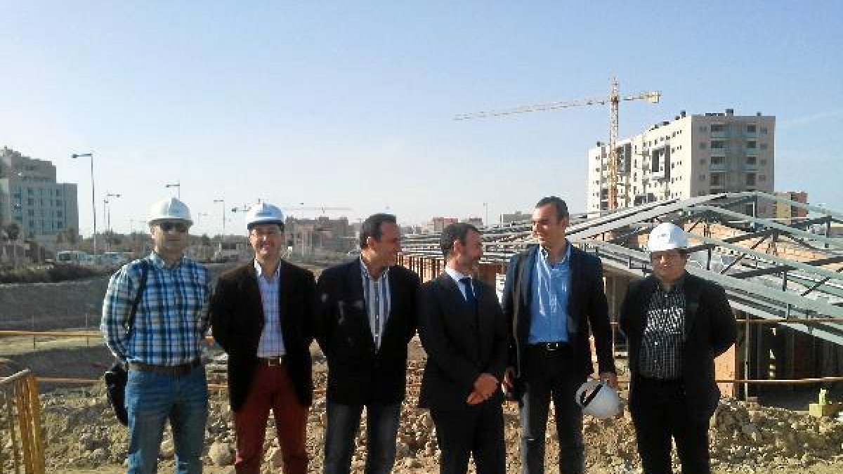 El concejal Pablo Venzal, cuarto por la izquierda, con los responsables del Liceo Erasmus en Vega de