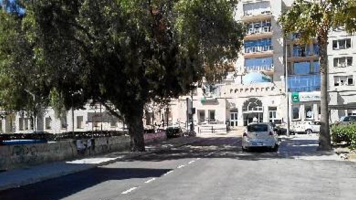 Los coches circulan por la calle Santiago hasta la puerta misma de la Bola Azul.tyle>.apqj