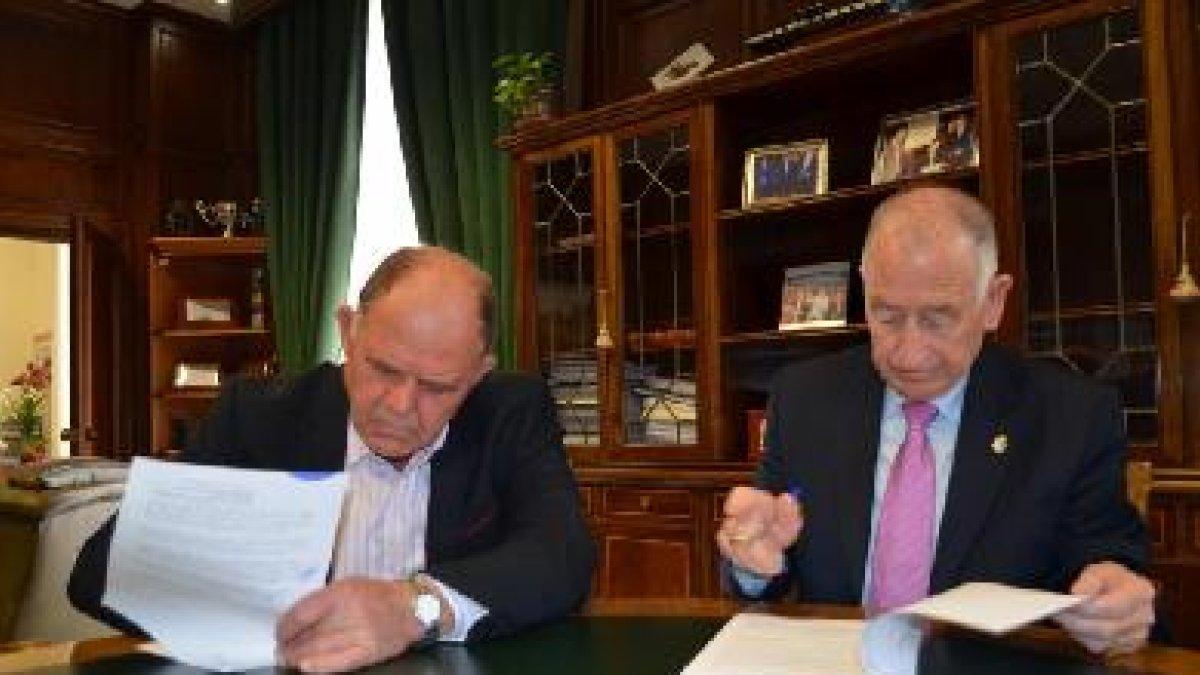 firma del convenio entre el alcalde y el presidente de Diputación.tyle>.apqj{position:abso