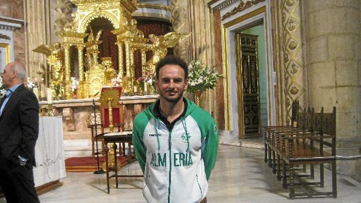 Manolo Berenguel en la ofrenda floral a la Patrona tras ganar la Copa del Rey.tyle>.apqj{p