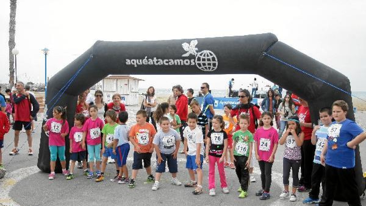 Los atletas van tomando la salida por edades.x,