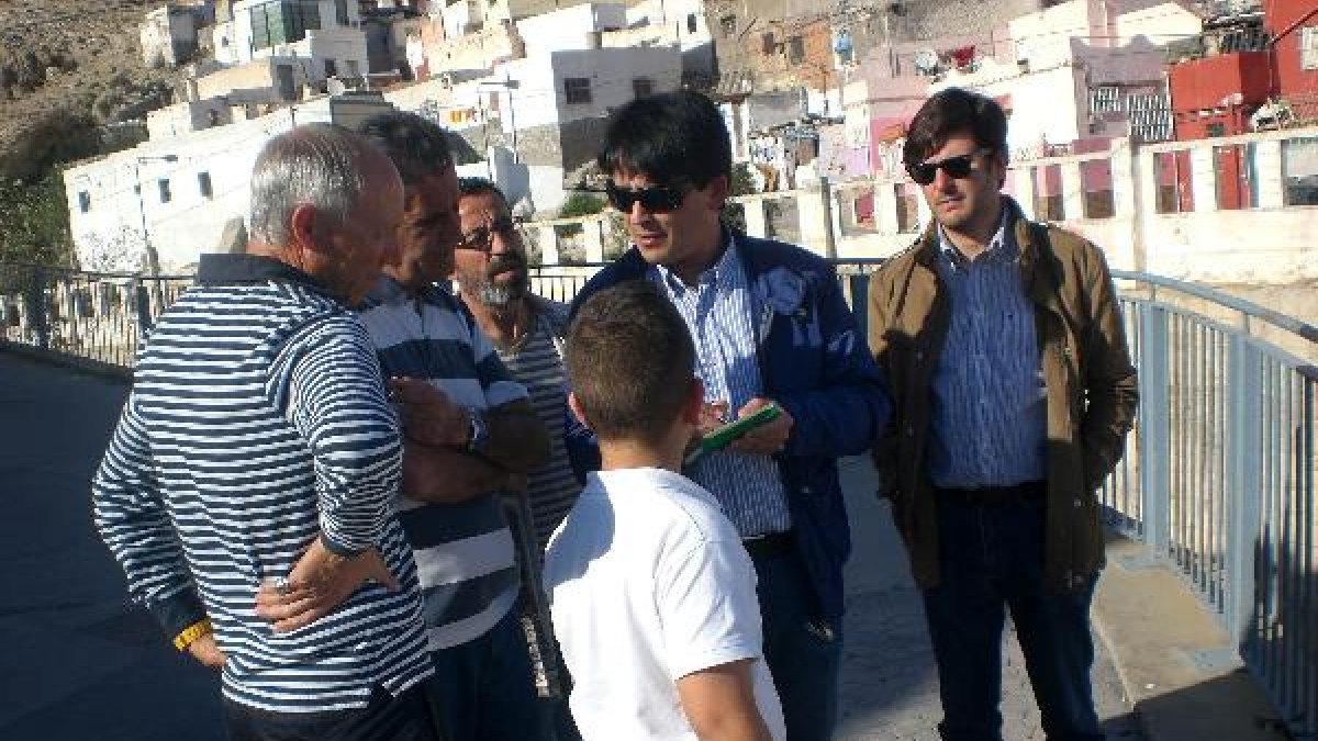 Manuel Guzmán visita Pescadería con representantes vecinales.e;