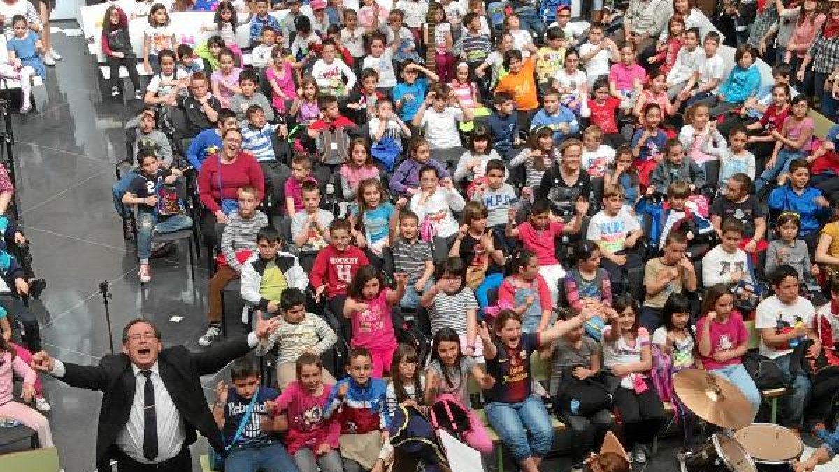 El profesor se entregó a los pequeños mientras éstos se divertían.tyle>.apqj{position:abso