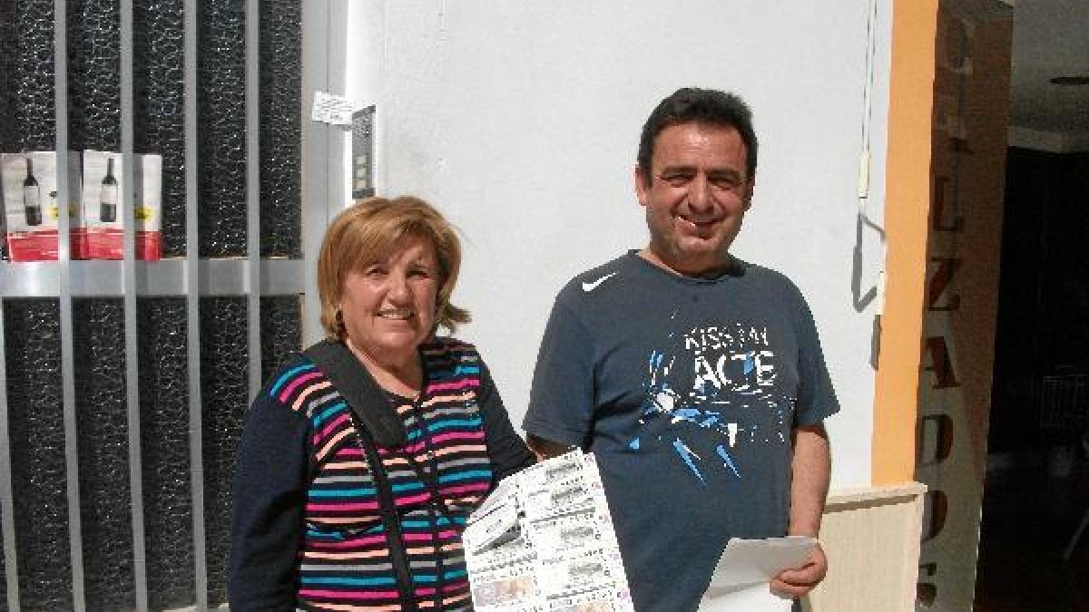 Rosa quiles, junto a uno de los premiados.x,aut