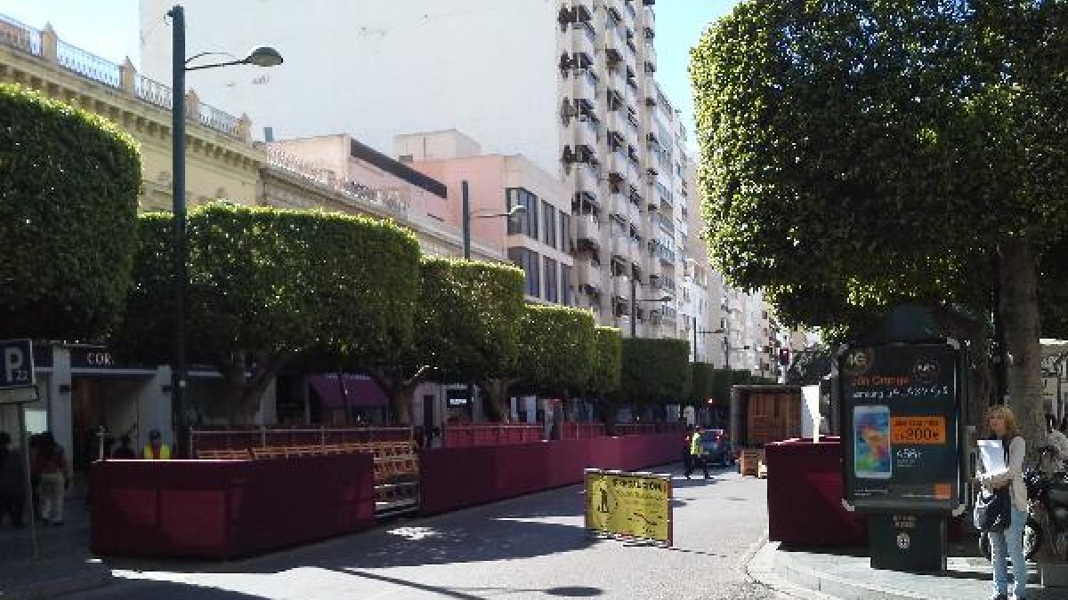 Instalación de las gradas en la Carrera Oficial de Sermana Santa en el Paseo de Almería.ty