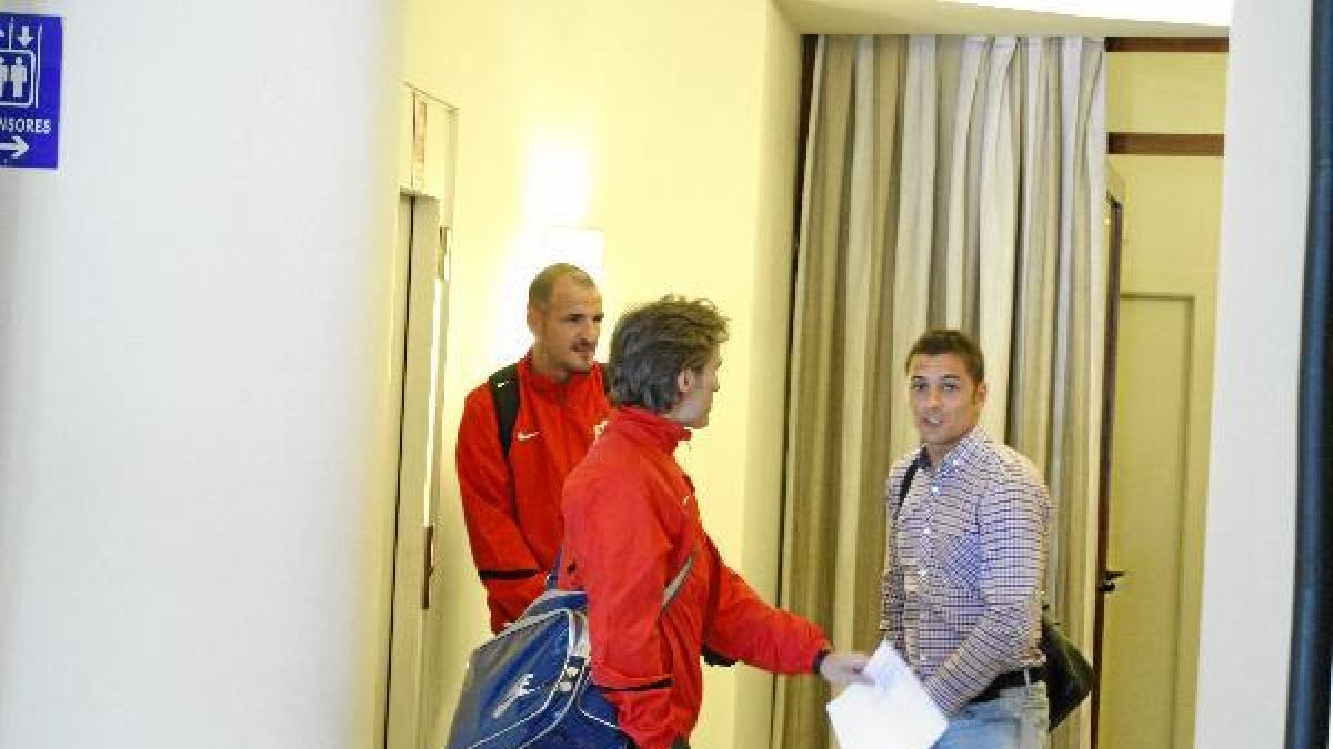 Francisco con dos de los capitanes del Almería en el Gran Hotel.tyle>.apqj{position:absolu