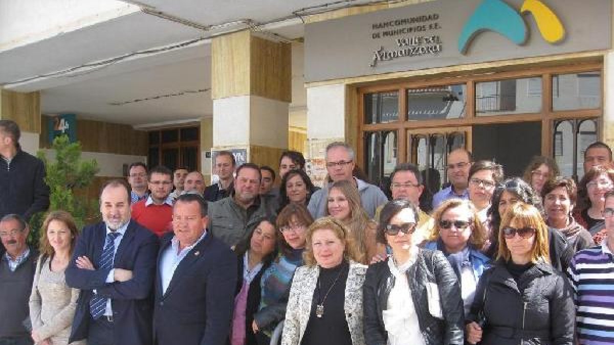 El presidente de la Mancomunidad (cuarto por la izquierda) durante la clausura del taller.