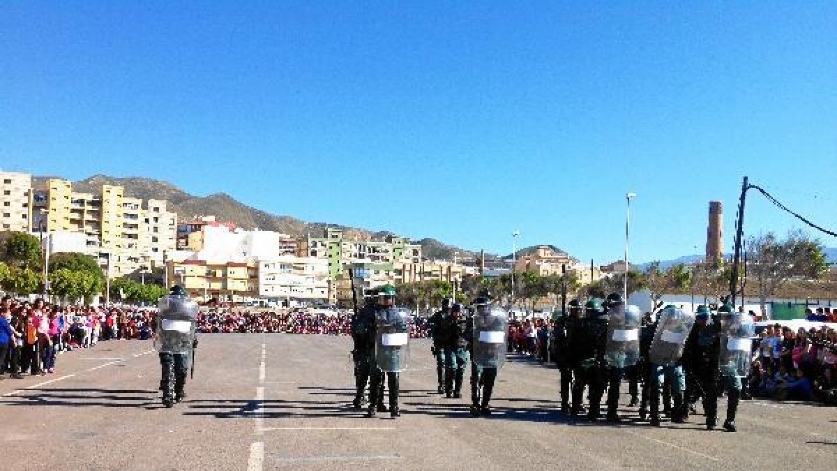 Agentes de la Guardia Civil durante la muestra realizada ayer en Adra.tyle>.apqj{position