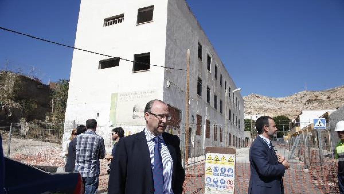 El alcalde en las obras de demolición del colegio La Paz en La Chanca.tyle>.apqj{position: