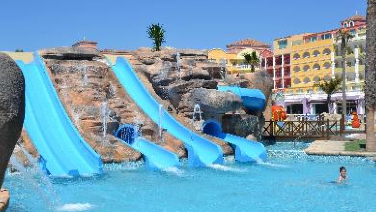 La piscina-lago del hotel cuenta con dos nuevas instalaciones de toboganes.tyle>.apqj{posi