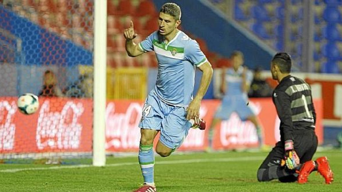 Salva Sevilla en el Ciutat de Valencia con Keylor Navas de rodillas.tyle>.apqj{position:ab