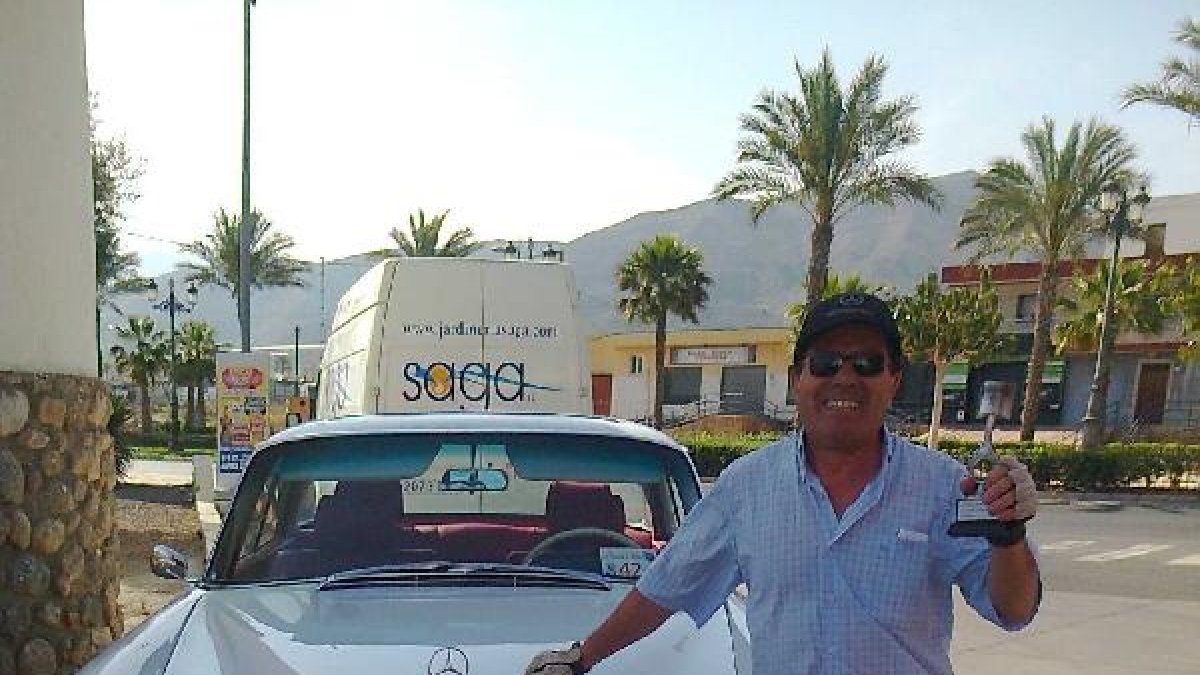 Antonio Blanco muestra orgulloso su joya de cuatro ruedas, a la que cuida en todos sus detalles.