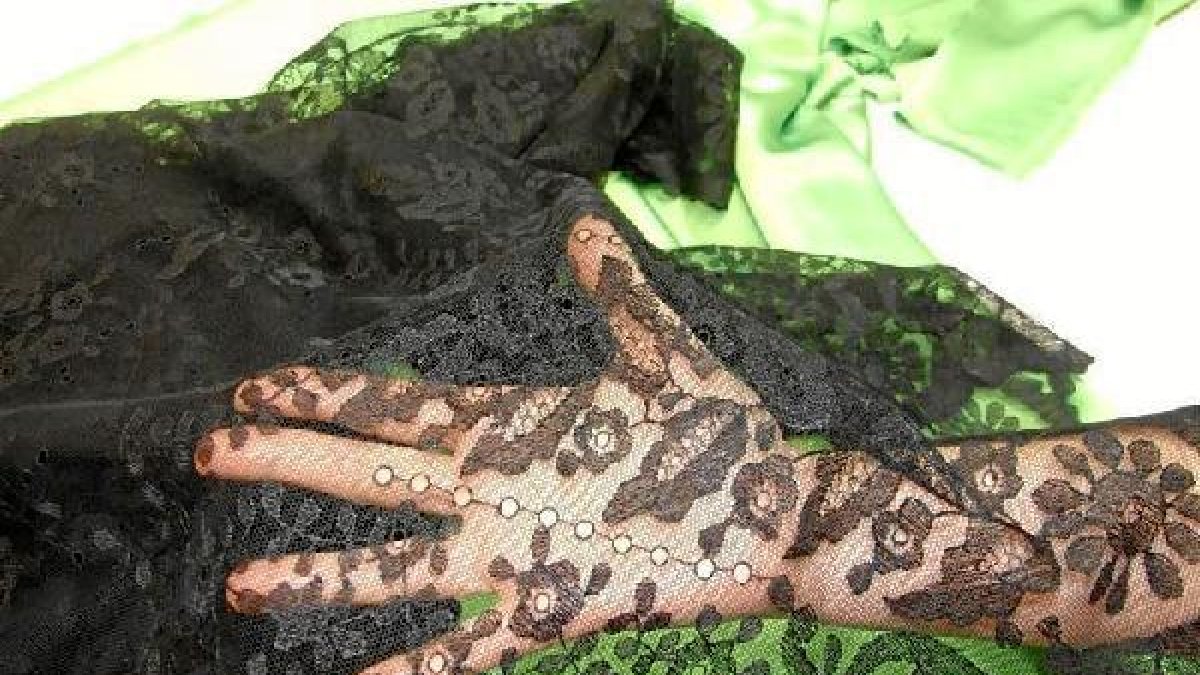 La diseñadora Susana Lirola muestra una mantilla españolae;clip