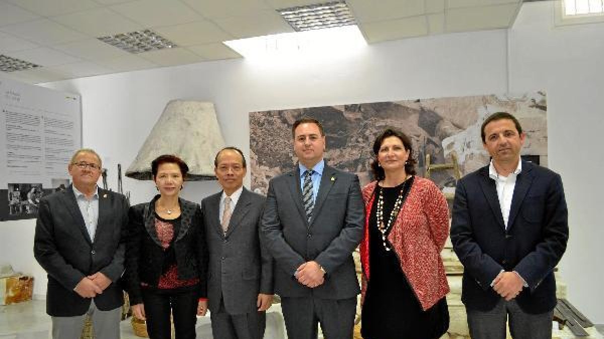 El embajador de Taiwán junto al alcalde (centro) y parte de la Corporación. tyle>.apqj{pos