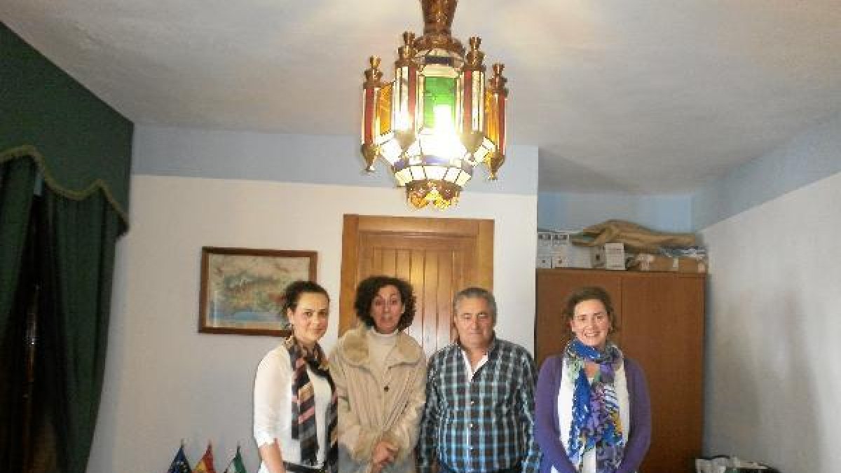 El Alcalde de Bayárcal y tres técnicos sociales e;clip:rect(469