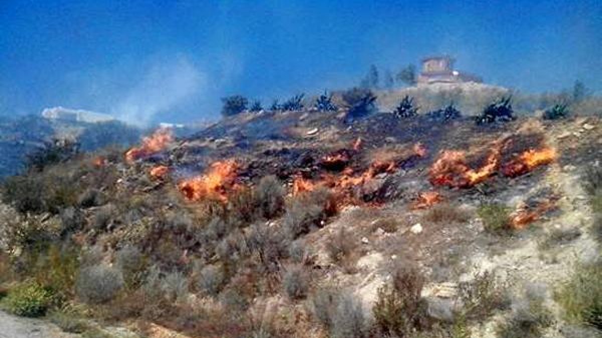 El fuego amenazó las casaso,469px);}<