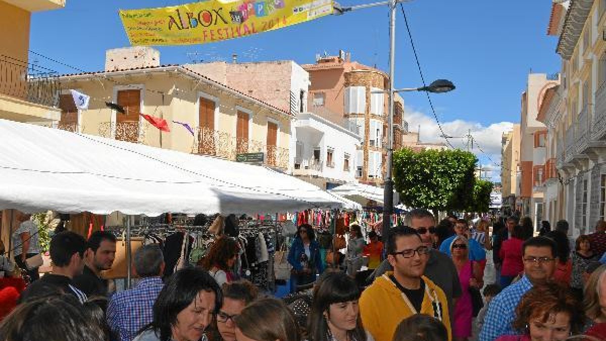 La gente en el eventoo,469px);}