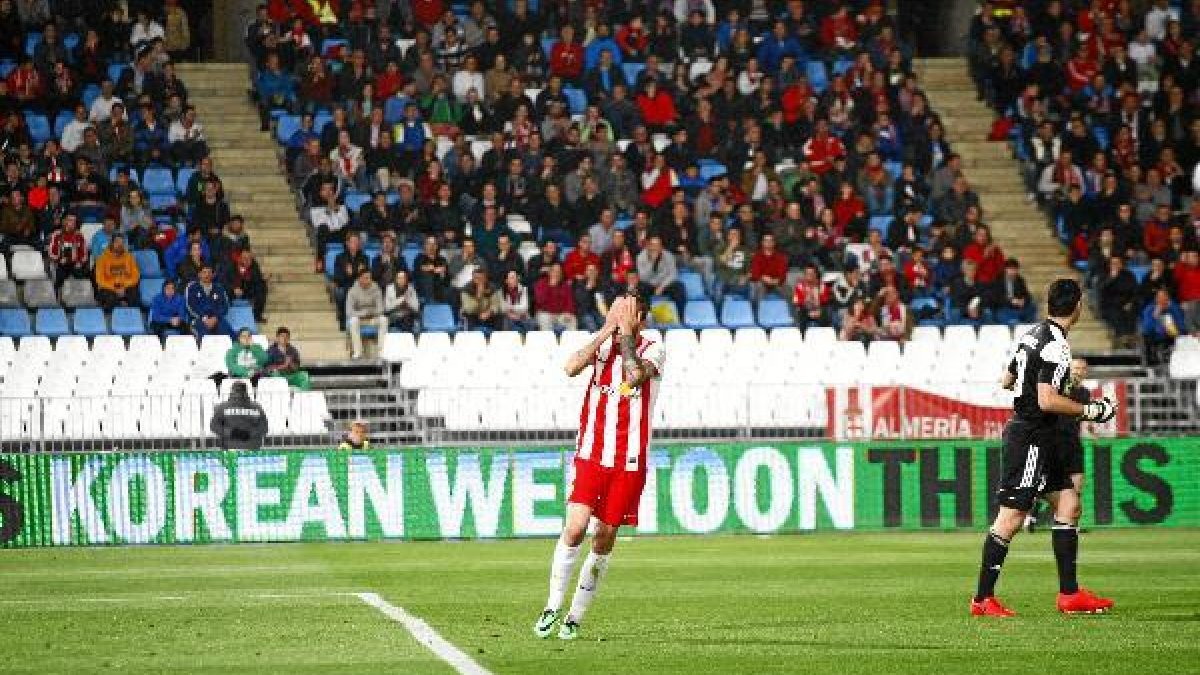 Aleix Vidal se tapa la cara los aficionados la dieron.e;clip:re