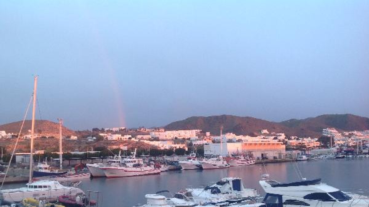 Imagen actual del puerto en el que se mezclan barcos de pesca y deportivostyle>.apqj{posit