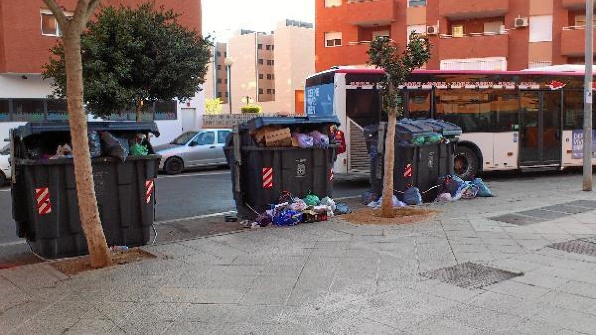 Contenedores en la calle Galán de Noche de Almeríae;clip:rect(4