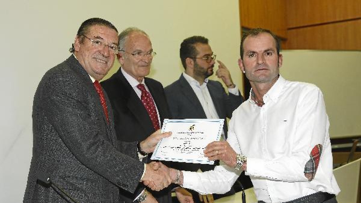 Jiménez Acosta recogiendo su título de Director Deportivoe;clip